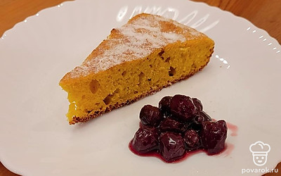 Посыпать пирог сахарной пудрой. Подать с любимым вареньем.