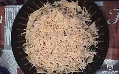 Вбить 3 яйца, посолить, поперчить, присыпать сыром. Убрать в духовку на 15-20 минут.