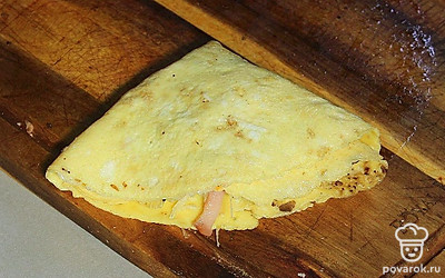 Получится конверт с четырьмя начинками. Переложите блин на тарелку.