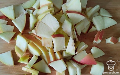 Яблоки мелко порезать.