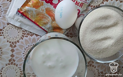 Сделать смесь из яйца, манки, кефира, сахара и разрыхлителя.