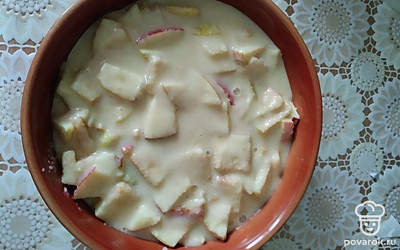 Выложить яблоки в смазанную маслом форму и залить приготовленной смесью. 