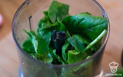 Измельчите шпинат в блендере.