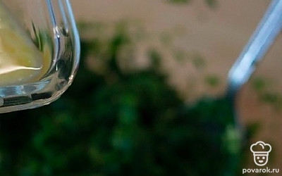 Переложите шпинат в чашу, выдавите зубчик чеснока, добавьте половину яйца. Перемешайте.