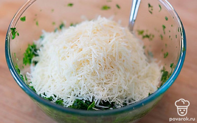 Твердый сыр натрите на терке. Добавьте в чашу к шпинату. Посолите и поперчите по вкусу. Перемешайте. Начинка готова.