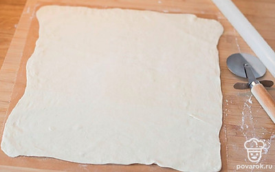 Когда тесто станет мягким, присыпьте лист пергаментной бумаги мукой и раскатайте поверх тесто так, чтобы оно увеличилось в 2,5 раза. Чем тоньше тесто, тем выше вероятность, что ваш пирог будет хорошо пропечен. Поставьте духовку разогреваться до 190 градусов, конвекция.