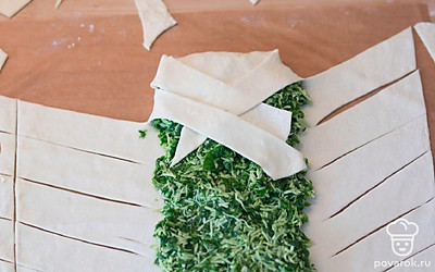 А потом начните поочередно загибать боковые края, наслаивая их друг на друга. Если у вас где-то сильно наслаивается тесто, то лучше обрежьте излишки, чтобы пирог равномерно пропекся.