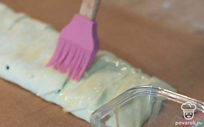 Смажьте пирог второй половиной взбитого яйца.