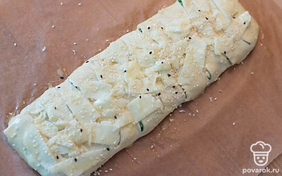 Сверху выложите моцареллу: ее можно нарезать пластами, шариками, кусочками. У меня она нарезана тонкими пластинами, чтобы было удобнее распределить по всей поверхности пирога. Снова смажьте пирог яйцом. Посыпьте кунжутом. Выпекайте 20 минут.