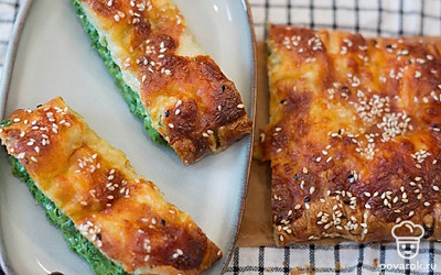 Дайте пирогу остыть и нарежьте на порции.