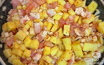 Первым делом отправляем на сковороду жариться на медленном огне нарезанную кубиком куриную грудку. Тем временем чистим и нарезаем кубиком картофель, лук и кладем их к курице. Добавляем к ним соль, сушеный чеснок и обжариваем 8-10 минут на среднем огне.