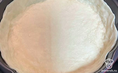 Пока начинка обжаривается, достаем тесто, раскатываем его и выкладываем в форму для запекания, предварительно смазанную подсолнечным маслом. У меня тесто покупное слоеное дрожжевое.