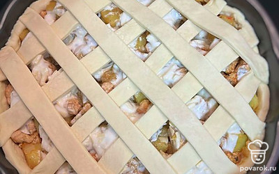 Когда курица и овощи практически готовы, убираем их с огня и выкладываем на тесто. Также добавляем сметану, чтобы пирог получился сочным. Из оставшегося теста делаем полоски. Укладываем их сверху и отправляем пирог запекаться в духовку на 180 градусов 20-25 минут.