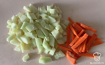 Кабачок и морковку очистите. Нарежьте кусочками.