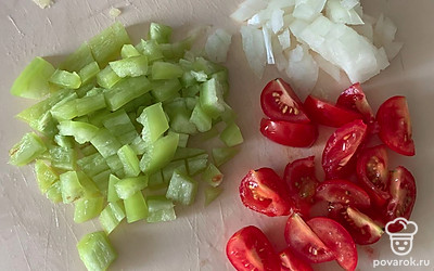 Нашинкуйте помидоры, перец и лук.