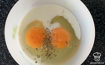 Яйца смешайте с молоком. Добавьте соль и специи. Перемешайте.