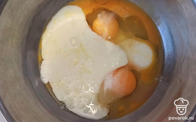 Яйца вбиваем в миску, смешиваем с кефиром. 