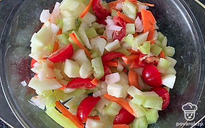 Нарезанные овощи выложите в смазанную форму для запекания.