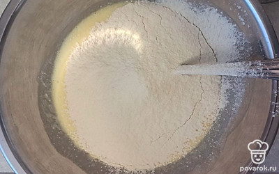 Далее в миску просеиваем муку. Замешиваем тесто. 