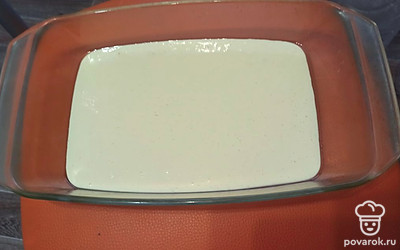 Часть теста выливаем на противень.