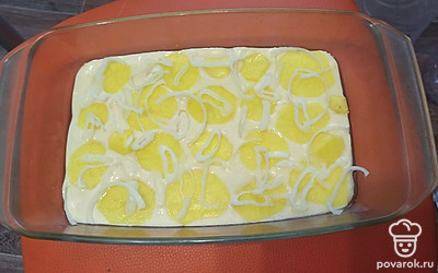 Картошку чистим и нарезаем, подсаливаем. Выкладываем на тесто. Лук режем, выкладываем поверх картошки. 