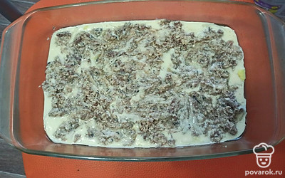 Сайру вилкой разминаем, выкладываем поверх лука и заливаем второй половиной теста. Ставим пирог в разогретую духовку до 180 градусов на 40 минут. 