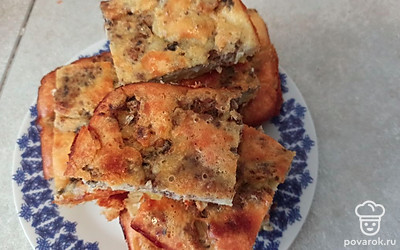 Нарезаем пирог и подаем к столу.