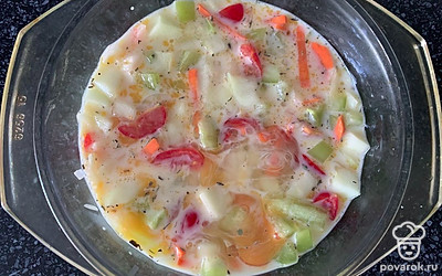 Залейте овощи яично-молочной смесью.