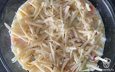 Сверху посыпьте блюдо тертым сыром. Выпекайте в духовке 30 минут при 180 градусах.