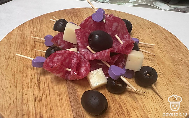 Закуска на шпажках с маслинами — Рецепт с фото