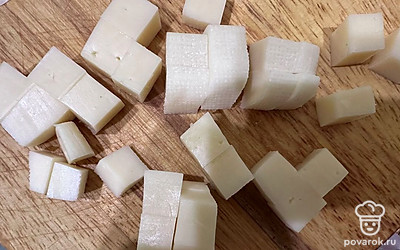 Сыр нарежьте кубиком.