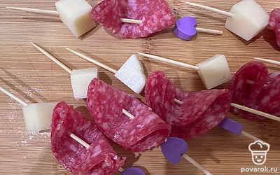 Наденьте квадратик сыра на шпажку по диагонали.