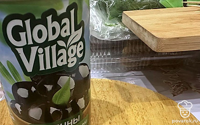 Маслины разрежьте пополам. Наденьте на шпажку вслед за сыром.