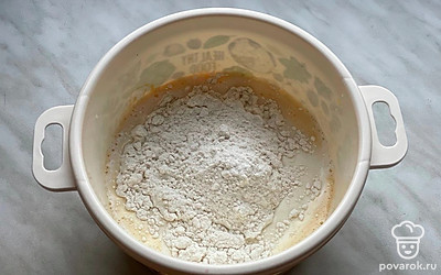 Всыпьте муку с разрыхлителем. Влейте необходимое количество молока.