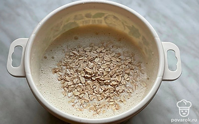 Добавьте овсяные хлопья в тесто.