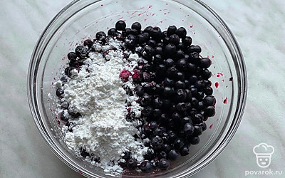 Ягоды черники пересыпьте небольшим количеством крахмала.