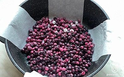 Дно формы выложите пергаментом или смажьте растительным маслом. На дно положите ягоды черники.