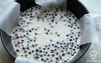 Вылейте поверх ягод подготовленное тесто. Отправьте пирог готовиться в духовку на 45 минут при температуре 180 градусов.