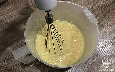 Яйца с сахаром и ванильным сахаром сильно взбейте.
