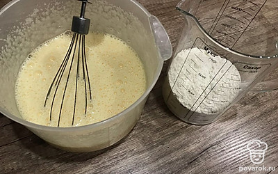 Добавьте муку и перемешайте.