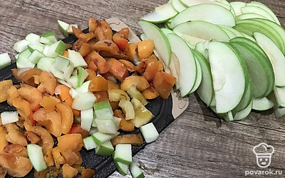 Яблоки нарежьте на красивые дольки, а некрасивые части порежьте произвольно. Абрикосы разморозьте и нарежьте, как хотите.