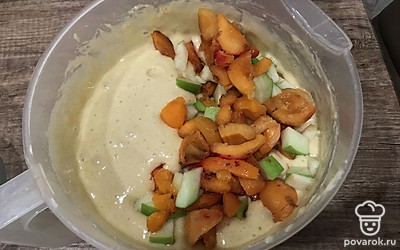 Подготовленные фрукты добавьте в тесто, всыпьте цедру лимона.