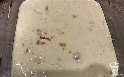 Тесто переложите в форму для запекания. Можно смазать немного растительном маслом или сливочным.