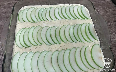 Красиво выложите дольки яблок и ставьте в духовку, разогретую до 180 градусов, на 40 минут.