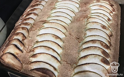 Подавайте пирог на стол слегка остуженным. Разрезайте на равные кусочки и подавайте к чаю.