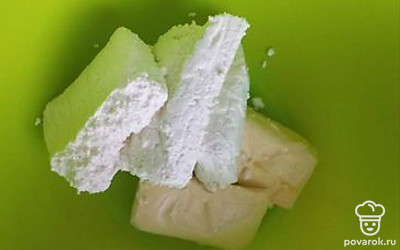 Размягченное сливочное масло взбиваем миксером с творогом и с сахаром.