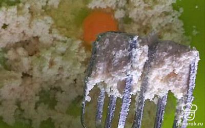 Вводим по одному яйцу и взбиваем миксером. 