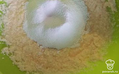 Высыпаем в смесь просеянную муку, разрыхлитель, соль и ванилин. Вымешиваем тесто сначала лопаткой, а затем миксером.