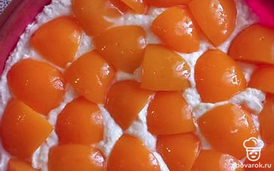 Перекладываем смесь в форму и сверху кладем нарезанные абрикосы (свежие, либо консервированные). Если абрикосы свежие, то сверху их нужно посыпать сахаром. Ставим в разогретую до 180 градусов духовку примерно на 35-40 минут.