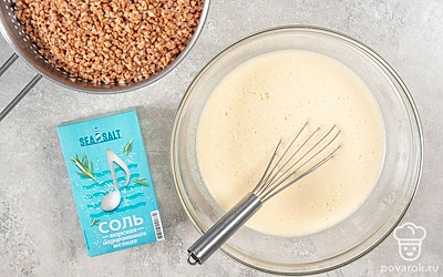 Гречку «Селяночка» отварите до готовности в кипящей подсоленной воде. Пока крупа варится, яйца «Селяночка» слегка взбейте с солью и сахаром. После чего добавьте творог «Станция молочная» и перемешайте, чтобы не было комочков.